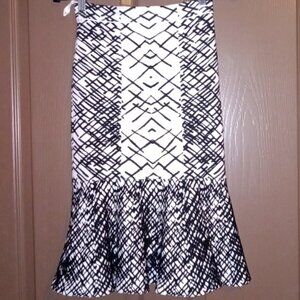 BCBGMAXAZRIA white and black abstract ruffled fishtail bodycon skirt, size XS